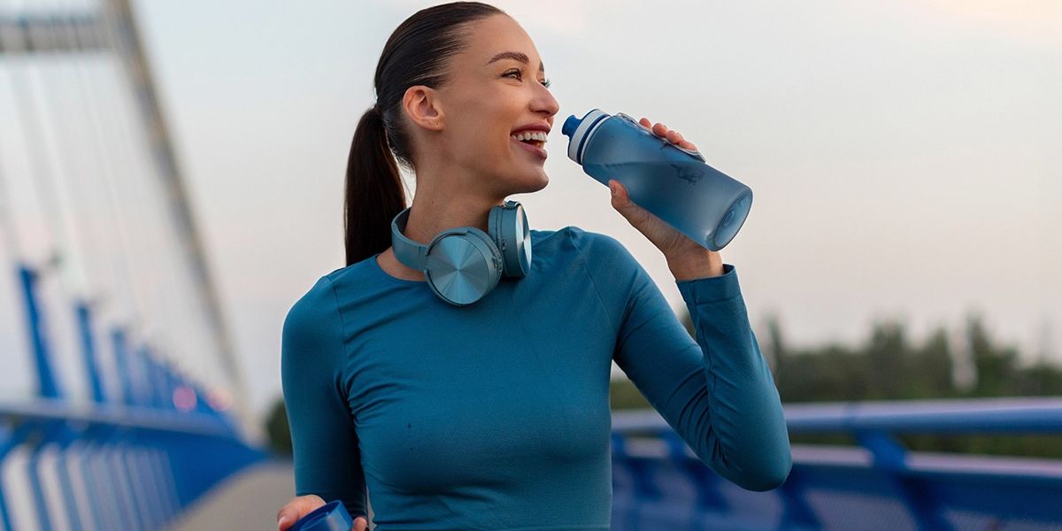 Um pequeno hábito que pode ajudá-lo a beber mais água ao longo do dia