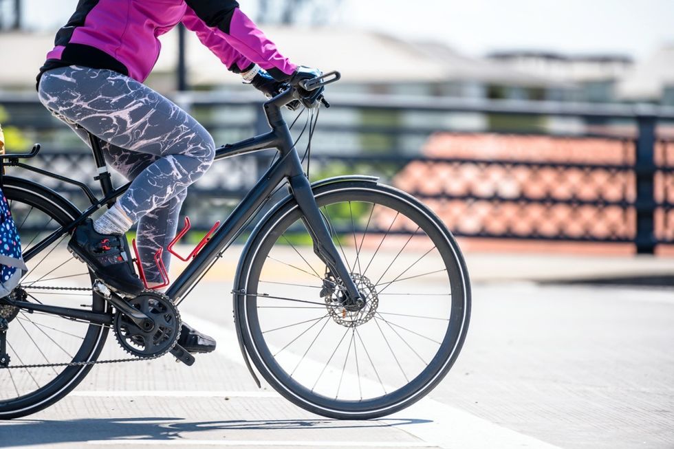 Uma mulher andando de bicicleta