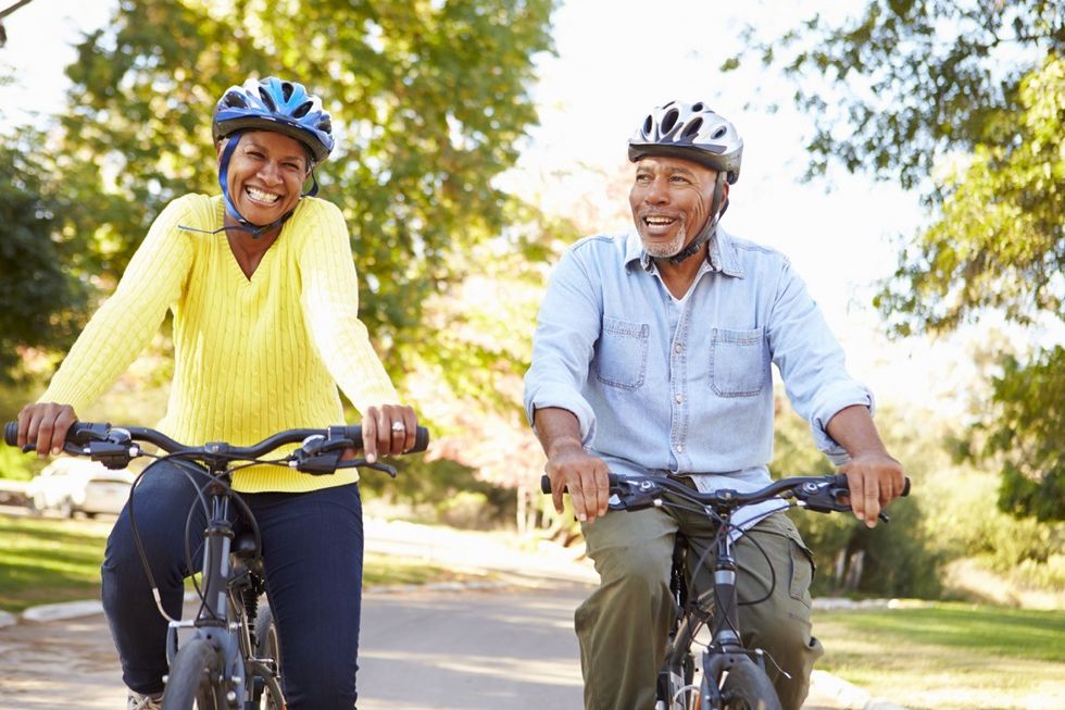 Casal de idosos passeando de bicicleta