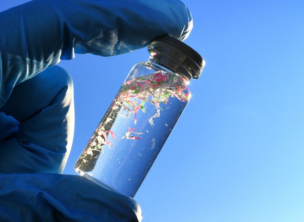 Coleta de amostras de água contaminada com microplásticos