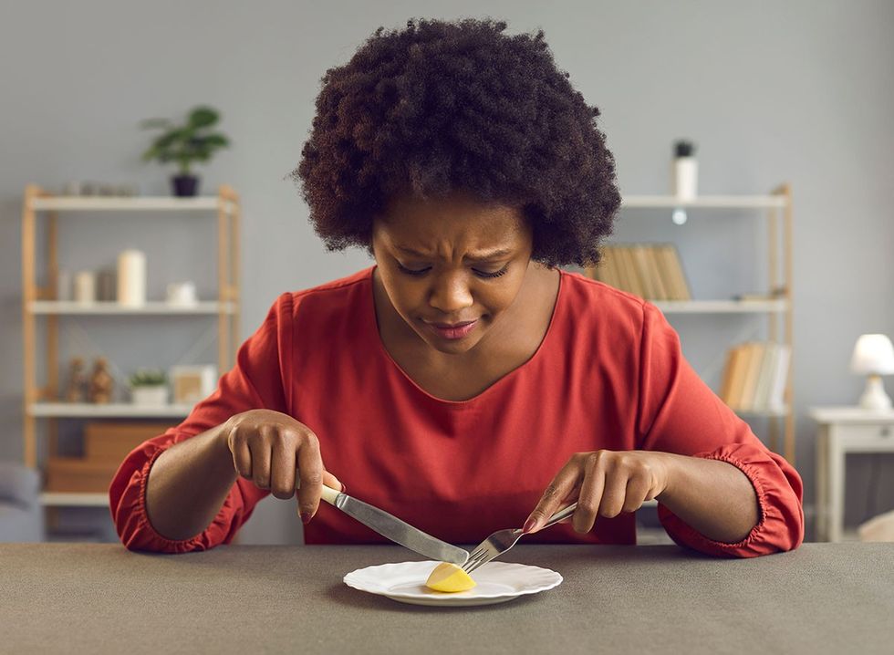 Uma mulher de meia idade com uma dieta restrita