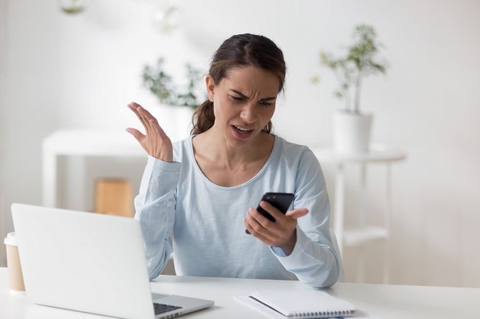 A mulher fica irritada ao telefone