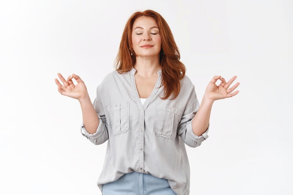 Uma mulher de meia idade é Zen